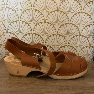 8.5 Lotta From Stockholm Swedish Clogs : Low Heel Peep Toe Clogs in Tan Leather